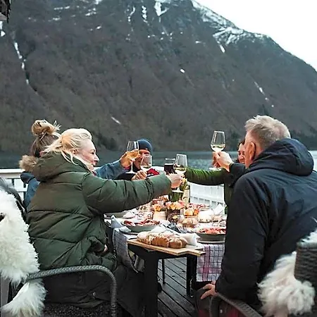Fjaerland Fjordstove - Huseby Hotelldrift As *